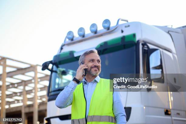 truck driver talking on phone - chaufför bildbanksfoton och bilder