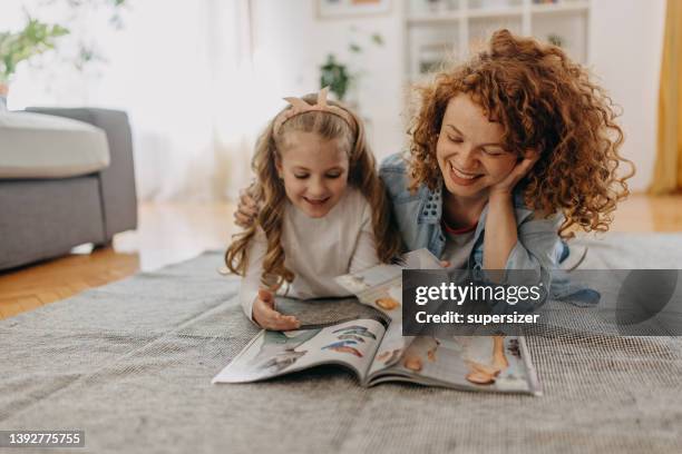 novedades en el mundo de la moda - revistas fotografías e imágenes de stock