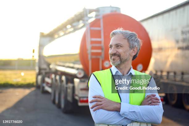 fuel tank driver - tanker stockfoto's en -beelden