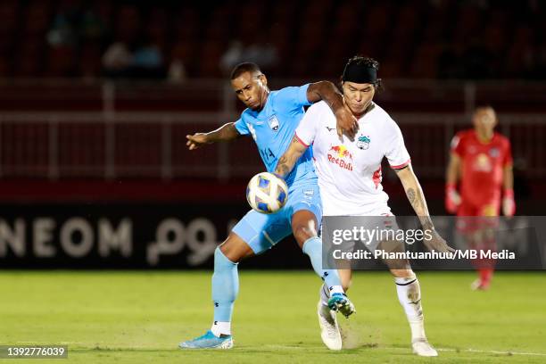 Luciano Narsingh of Sydney FC battles with Dong-Su Kim of Hoang Anh Gia Lai during the AFC Champions League Group H match between Sydney FC and Hoang...