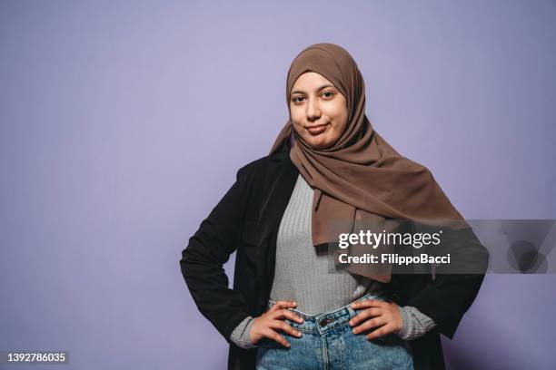 portrait d’une jeune femme adulte sur fond violet - wedding veil photos et images de collection