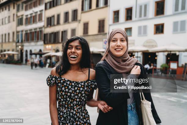 zwei junge erwachsene freunde gehen zusammen in der stadt spazieren - sri lankische kultur stock-fotos und bilder