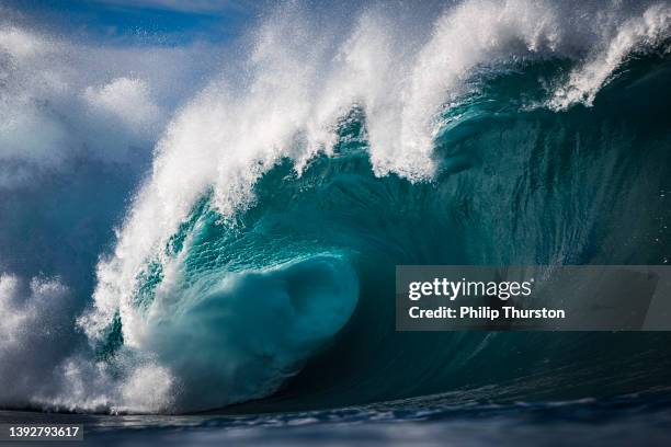 poderosa ola oceánica grande - ola fotografías e imágenes de stock