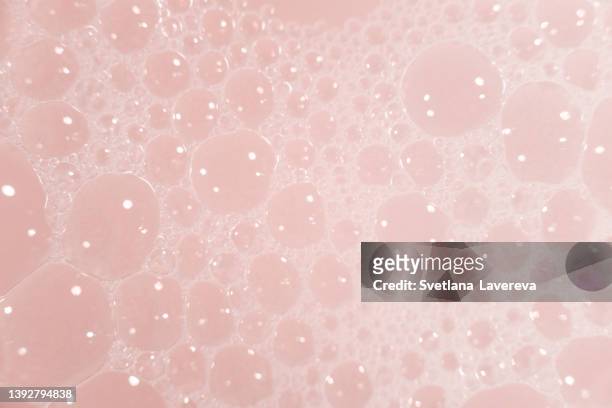 texture of white cosmetics foam texture on pink background. cleanser, shampoo bubbles, wash - liquid soap, shower gel, shampoo. - douche savon photos et images de collection