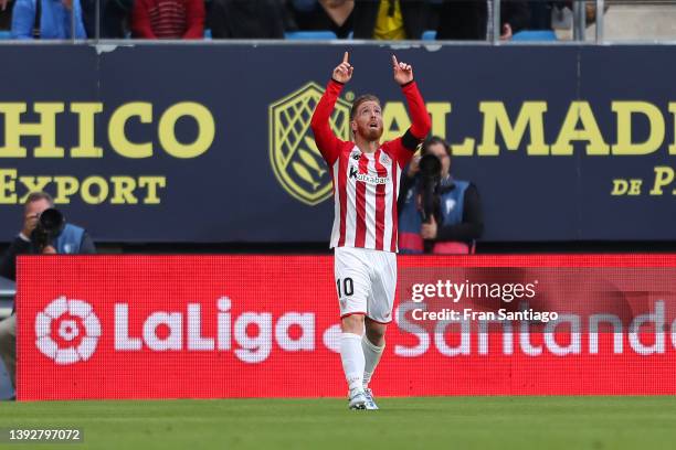 Iker Muniain of Athletic Club celebrates scoring his teams second goal during the LaLiga Santander match between Cadiz CF and Athletic Club at...