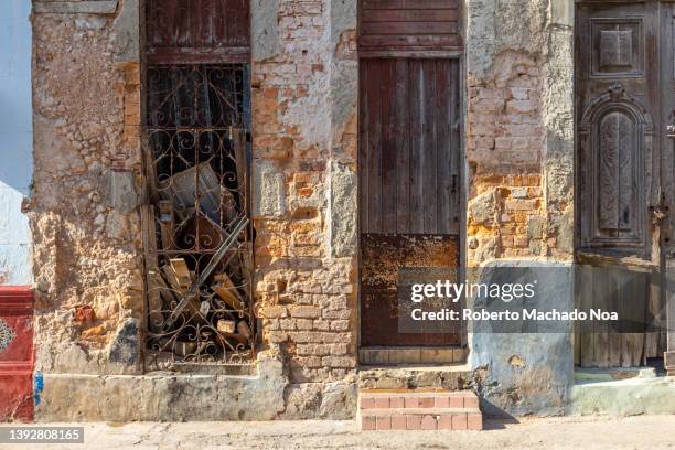 run-down house in havana cuba - havana door stock pictures, royalty-free photos & images
