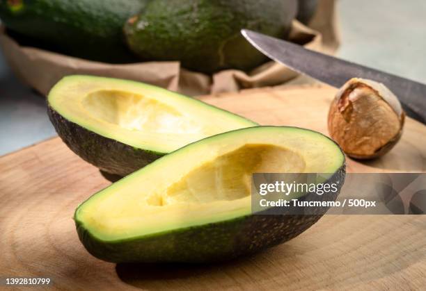 avocado,close-up of avocado on cutting board - cutting avocado stockfoto's en -beelden