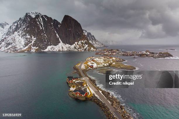 vue aérienne de la baie de hamnoy prise avec un drone en hiver - îles lofoten - norvège - nordland county photos et images de collection