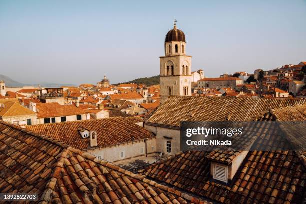 techos rojos del casco antiguo de dubrovnik, croacia - dubrovnik fotografías e imágenes de stock