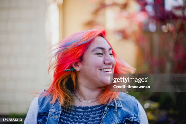 el cabello colorido no se preocupa - gente común y corriente fotografías e imágenes de stock