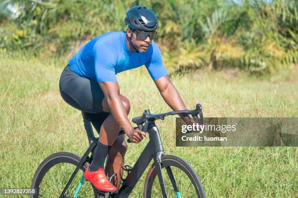 athlet fährt ein speedbike - mens cycling stock-fotos und bilder