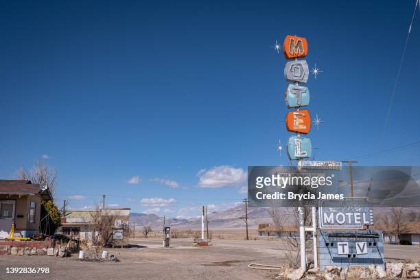 vintage neon motel sign - nevada stockfoto's en -beelden