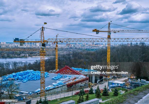 tower crane - jib type slewing crane with boom - general construction stock pictures, royalty-free photos & images