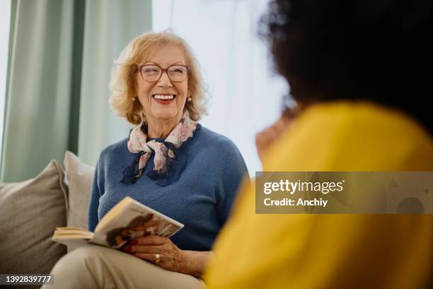 feliz risa adultos mayor durante la reunión del club del libro - club de lectura fotografías e imágenes de stock