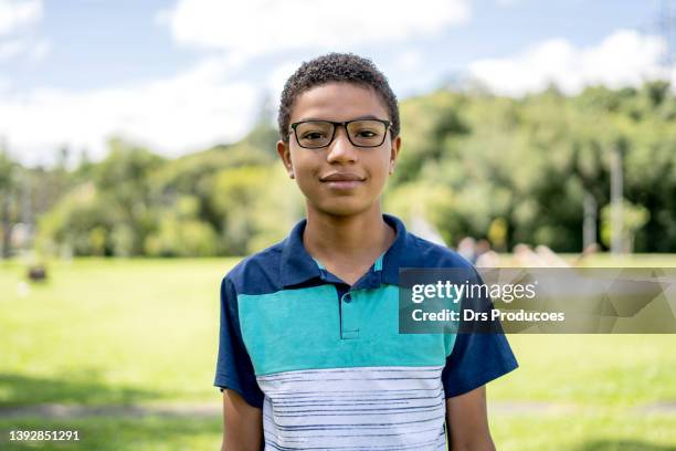 retrato de niño con gafas - preadolescente fotografías e imágenes de stock