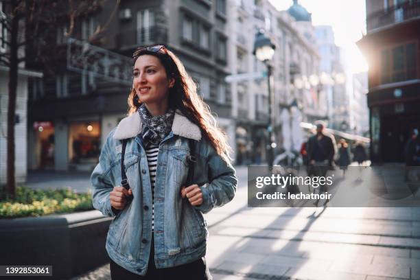 young tourist woman on a city break - pedestrian zone 個照片及圖片檔