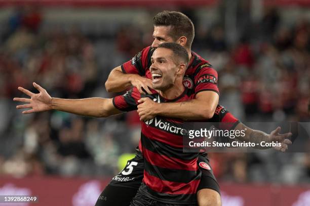 Jack Rodwell of the Wanderers celebrates with team mates after scoring a goal during the A-League Mens match between Western Sydney Wanderers and...