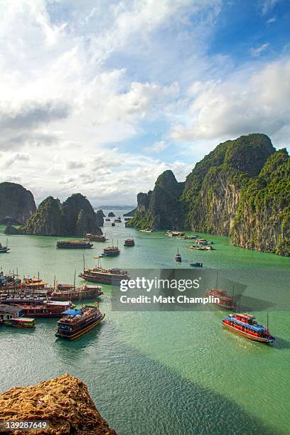 junk boat jam - halong bay vietnam stockfoto's en -beelden