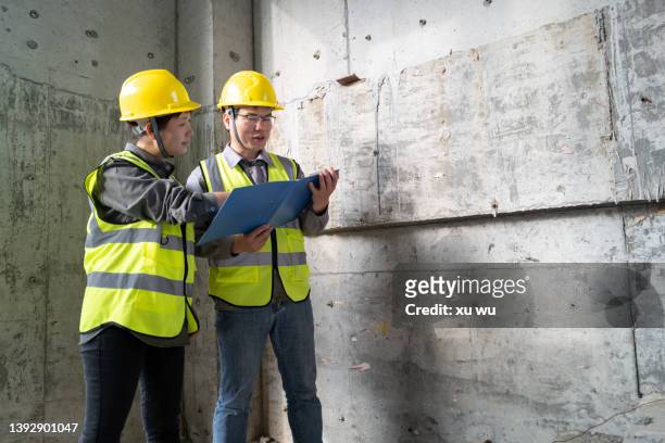2 engineers inspect engineering problem inspection at construction site - asian architect 40 imagens e fotografias de stock