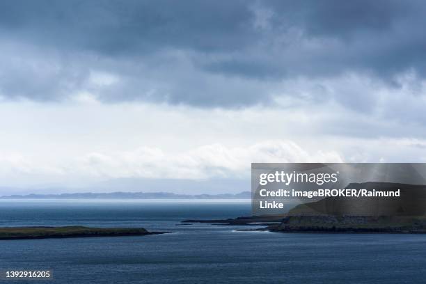 scottish coast with clouds, isle of skye, scotland, united kingdom - hebriden inselgruppe stock-fotos und bilder