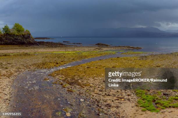 scottish coast creek flows into the sea, armadale, isle of skye, scotland, united kingdom - hebriden inselgruppe stock-fotos und bilder
