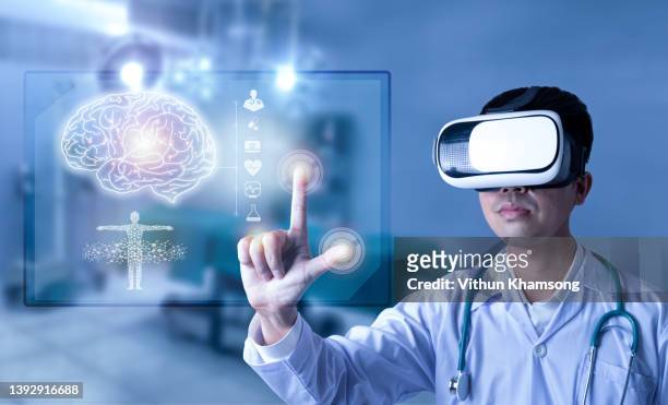 doctor analyzing patient brain testing result and human anatomy on technological digital futuristic virtual interface, innovative in science and medicine concept, digital holographic - vrデバイス ストックフォトと画像