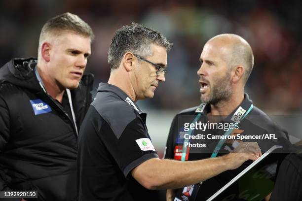 Giants head coach Leon Cameron talks to players during the round six AFL match between the Greater Western Sydney Giants and the St Kilda Saints at...