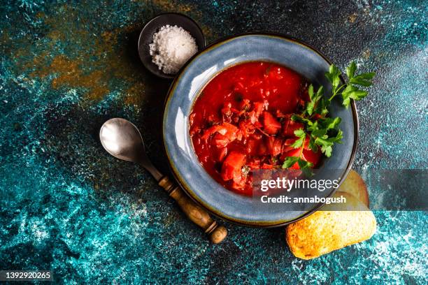 overhead view of a bowl of traditional ukrainian beetroot soup (borscht) with toast - borscht stockfoto's en -beelden