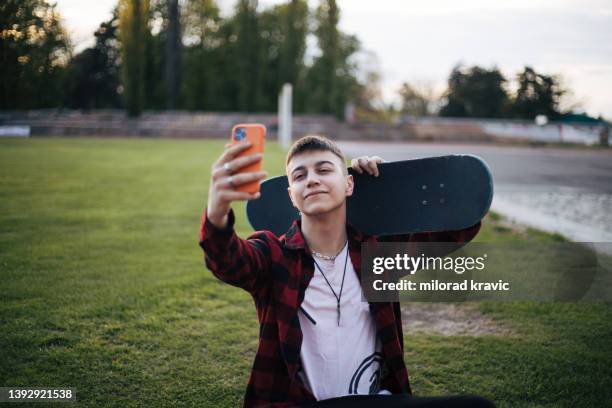 adolescente com skate tirando selfie - teen boys selfie - fotografias e filmes do acervo