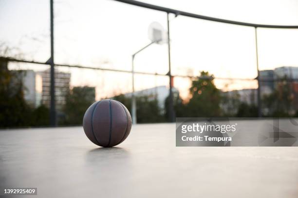 streetball-basketball auf einem platz unter dem reifen. - atrium grundstück stock-fotos und bilder