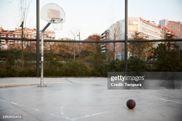 streetball basketball in a court under the hoop. - courtyard stockfoto's en -beelden