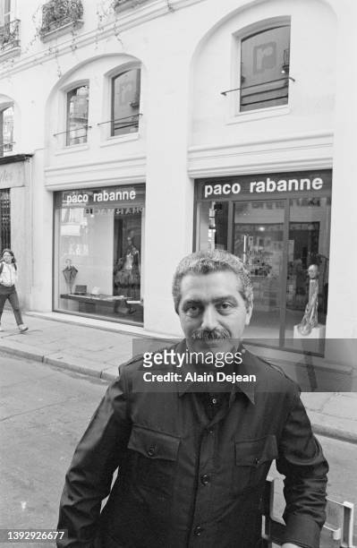 Le couturier Paco Rabanne devant l'un de ses magasins à Paris.
