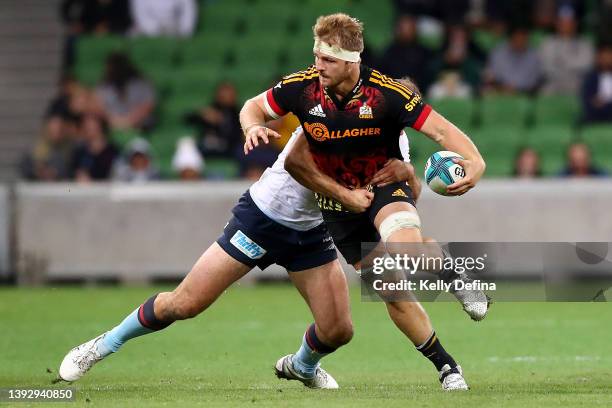 Sam Cane of the Chiefs runs with the ball during the round 10 Super Rugby Pacific match between the Chiefs and the NSW Waratahs at AAMI Park on April...