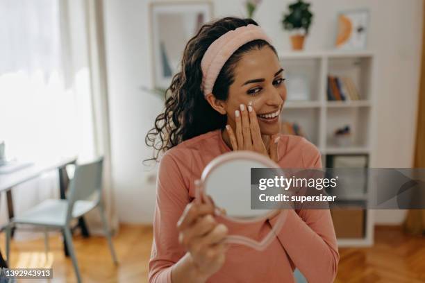 cuido mucho mi cara - cremas faciales fotografías e imágenes de stock