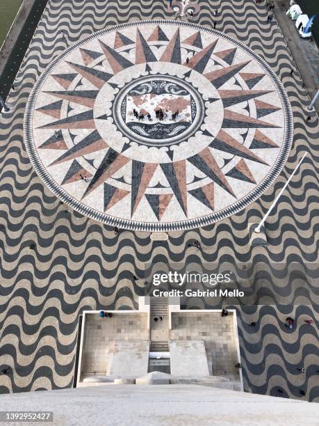 huge compass rose in lisbon with world map showing portuguese discoveries - rosa dos ventos imagens e fotografias de stock