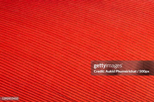 macro colorful feather pattern,full frame shot of red abstract background - aukid stock-fotos und bilder