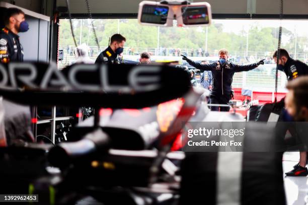 Oracle Racing Garage Red Bull Racing F1 Team Photos and Premium High Res Pictures - Getty Images
