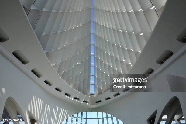 milwaukee art museum (mam) - ribbed roofo f the windhover hall of the quadracci pavillion, milwaukee, wisconsin, usa - milwaukee art museum stock pictures, royalty-free photos & images