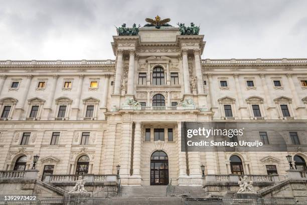 neue burg building part of the hofburg palace complex seen from burggarten - the hofburg complex foto e immagini stock