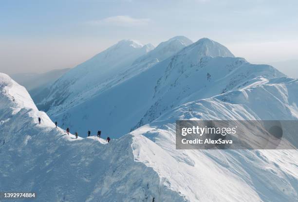 team of mountain climbers - berg klimmen team stockfoto's en -beelden