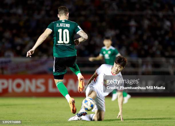 Stanislav Iljutcenko of Jeonbuk Hyundai Motors is tackled by Xuan Truong Luong of Hoang Anh Gia Lai during the AFC Champions League Group H match...