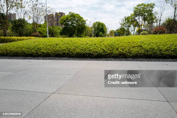 empty tile floor and curb lawn - curb 個照片及圖片檔