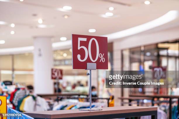 discount 50% display - sales foto e immagini stock