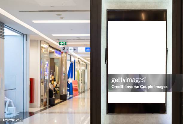 electronic blank billboard in department store - airport shopping stockfoto's en -beelden