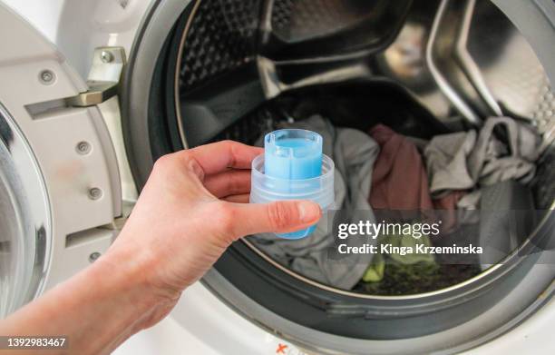 fabric softener - wasmiddel stockfoto's en -beelden