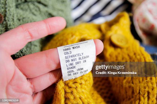 wash instructions - woolly hat stock-fotos und bilder
