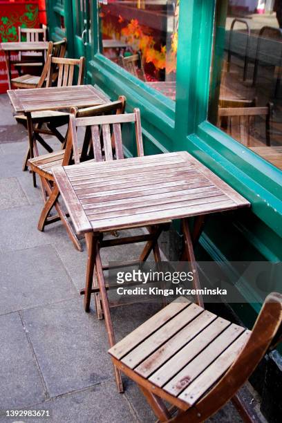 outdoor cafe - irish pub fotografías e imágenes de stock
