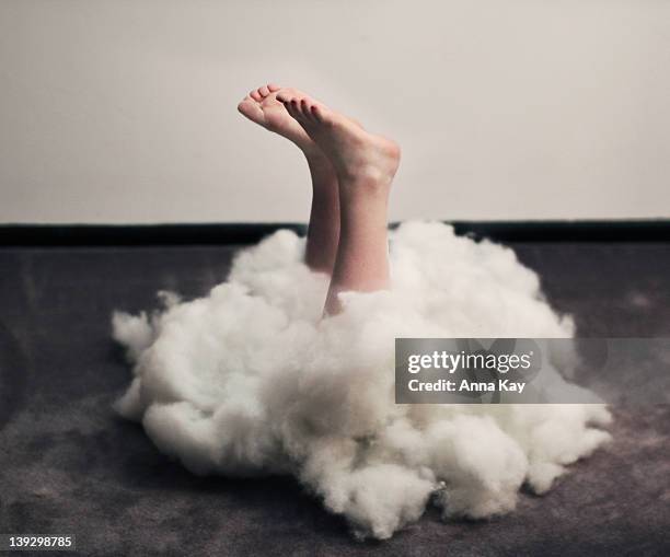 child legs in cotton - watte stock-fotos und bilder