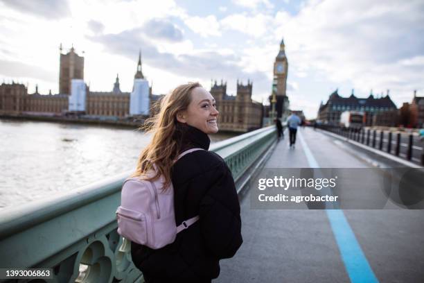 woman having fun on westminster bridge - city of westminster london 個照片及圖片檔