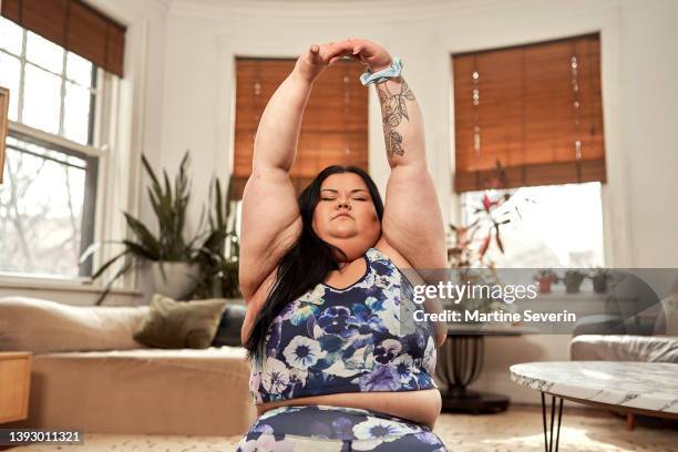 lgbtq+ woman does yoga - showus - fotografias e filmes do acervo